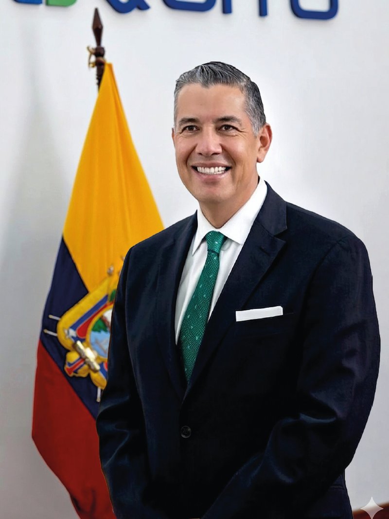 Retrato institucional de una autoridad de CANAPE junto a la bandera del Ecuador